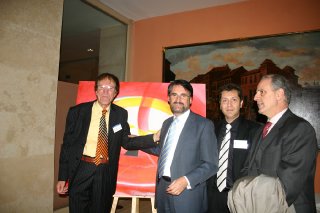 luciano-chinese-al-museo-thyssen-bornemisza-di-madrid-alle-spalle-unopera-di-chinese-2005
