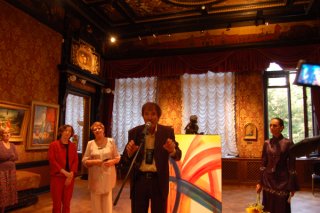 la-direttrice-del-museo-hanenko-la-direttrice-del-museo-di-kharkov-l-chinese-e-la-direttrice-di-staprius-club