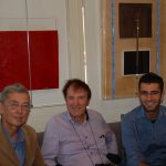 Luciano Chinese con il figlio e Alan Jones alla Galleria "Nuovo Spazio" di Venezia-Mestre, davanti ai quadri di Chinese